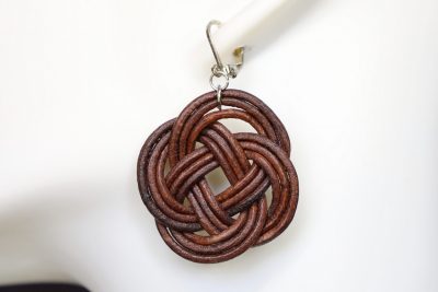 boucle d oreille nœud marron, tannage végétal, teintures naturelles l'âge du cuir, maroquinerie artisanale éthique et responsable, dordogne, france