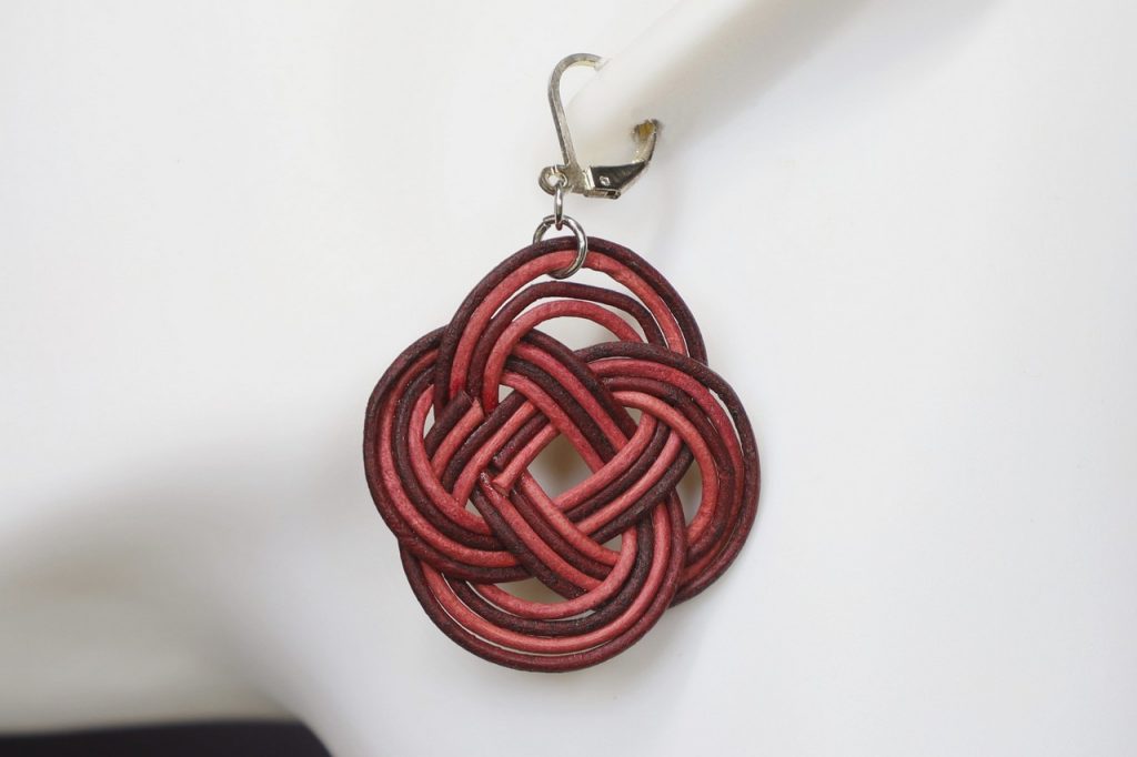boucle d oreille nœud rouge aubergine, tannage végétal, teintures naturelles l'âge du cuir, maroquinerie artisanale éthique et responsable, dordogne, france