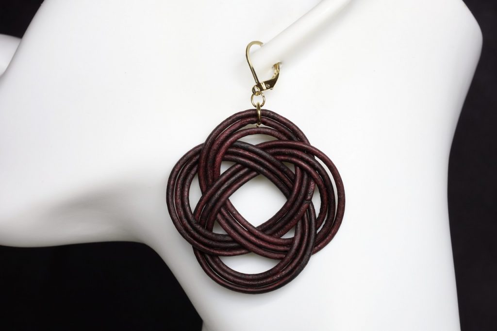 boucle d oreille nœud ronde aubergine grand format, l'âge du cuir, maroquinerie artisanale éthique et responsable, dordogne, france