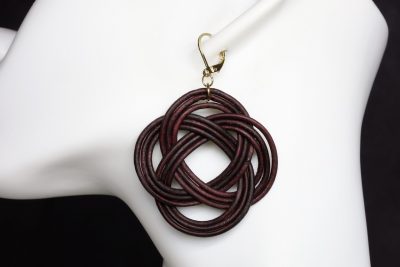 boucle d oreille nœud ronde aubergine grand format, l'âge du cuir, maroquinerie artisanale éthique et responsable, dordogne, france
