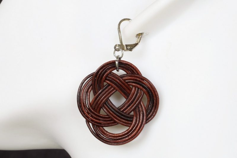 boucle d oreille nœud ronde marron, l'âge du cuir, maroquinerie artisanale éthique et responsable, dordogne, france