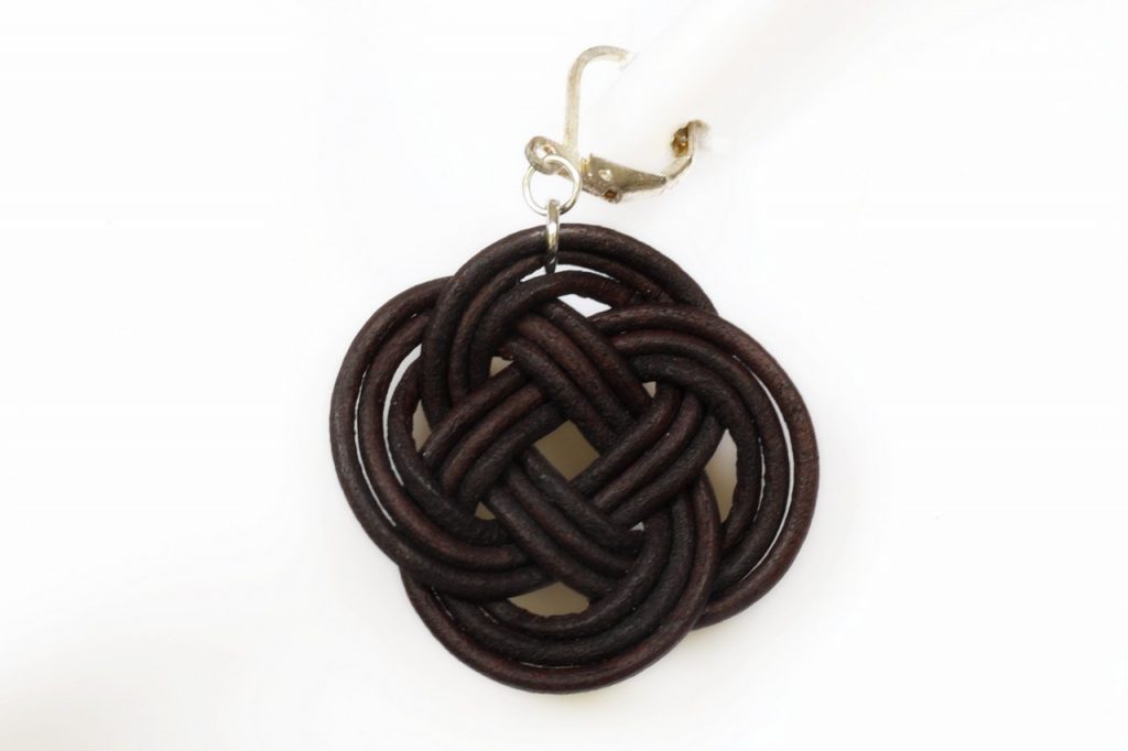 boucle d oreille nœud ronde marron foncé 3 rangs, tannage végétal, l'âge du cuir, maroquinerie artisanale éthique et responsable, dordogne, france