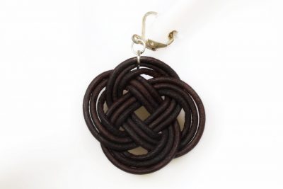 boucle d oreille nœud ronde marron foncé 3 rangs, tannage végétal, l'âge du cuir, maroquinerie artisanale éthique et responsable, dordogne, france