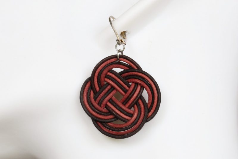 boucle d oreille nœud ronde rouge noir, tannage végétal, l'âge du cuir, maroquinerie artisanale éthique et responsable, dordogne, france