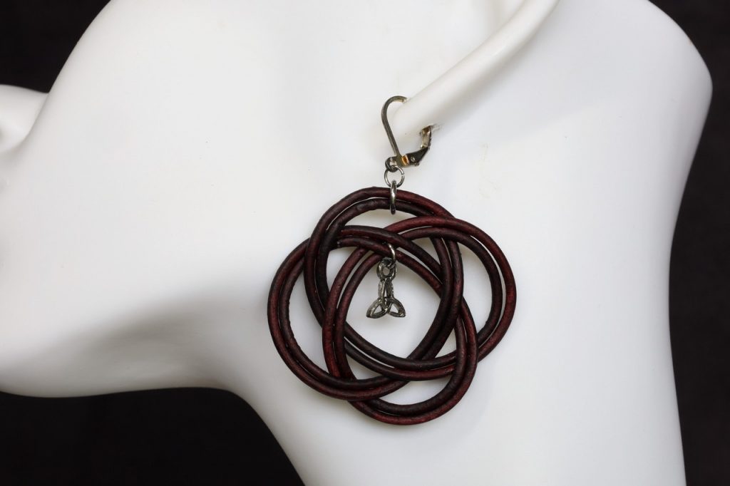 boucle d oreille noeud triskel aubergine, l'âge du cuir, maroquinerie artisanale éthique et responsable, dordogne, france