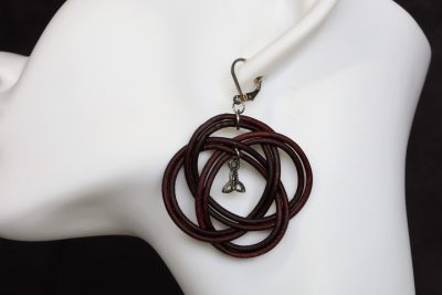 boucle d oreille noeud triskel aubergine, l'âge du cuir, maroquinerie artisanale éthique et responsable, dordogne, france