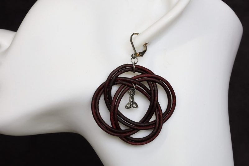 boucle d oreille noeud triskel aubergine, l'âge du cuir, maroquinerie artisanale éthique et responsable, dordogne, france