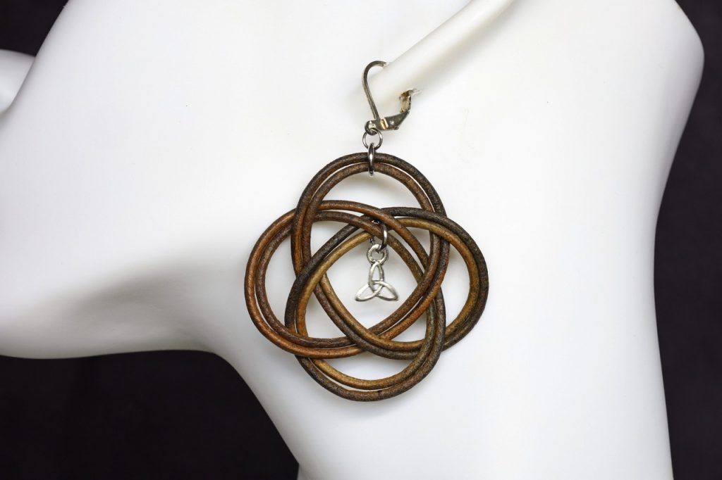 boucle d oreille noeud triskel ronde vert, tannage végétal, teinture naturelle,l'âge du cuir, maroquinerie artisanale éthique et responsable, dordogne, france