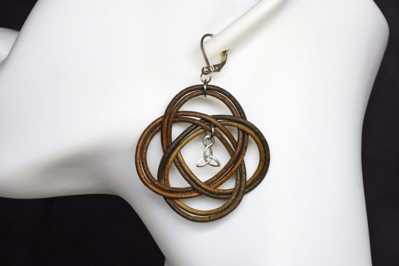 boucle d oreille noeud triskel ronde vert, tannage végétal, teinture naturelle,l'âge du cuir, maroquinerie artisanale éthique et responsable, dordogne, france