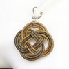 boucle d oreille nœud vert olive, tannage végétal, teintures naturelles l'âge du cuir, maroquinerie artisanale éthique et responsable, dordogne, france