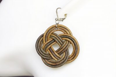 boucle d oreille nœud vert olive, tannage végétal, teintures naturelles l'âge du cuir, maroquinerie artisanale éthique et responsable, dordogne, france