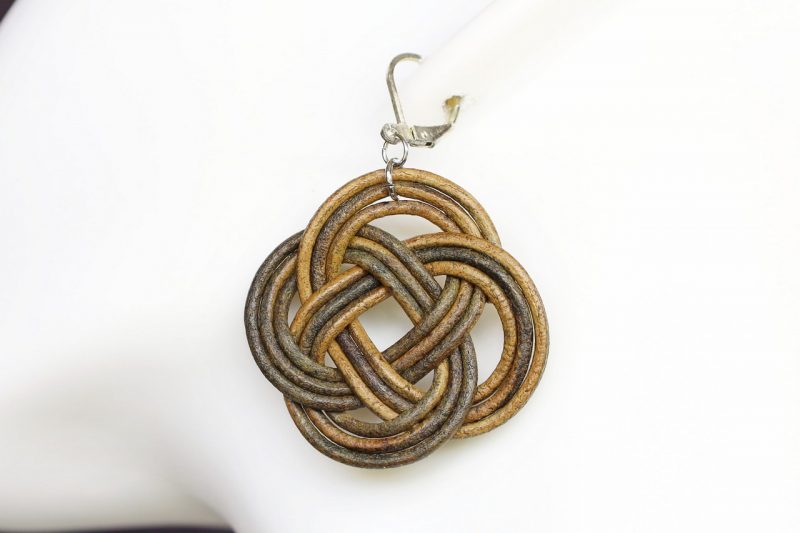 boucle d oreille nœud vert olive, tannage végétal, teintures naturelles l'âge du cuir, maroquinerie artisanale éthique et responsable, dordogne, france