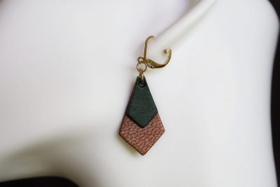 boucle d oreille pendante diamant verte et marron, tannage végétal, l'âge du cuir, maroquinerie artisanale éthique et responsable, dordogne, france