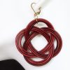 boucle d oreille pendante rouge noeud, tannage végétal, teintures naturelles, l'âge du cuir, maroquinerie artisanale éthique et responsable, dordogne, france
