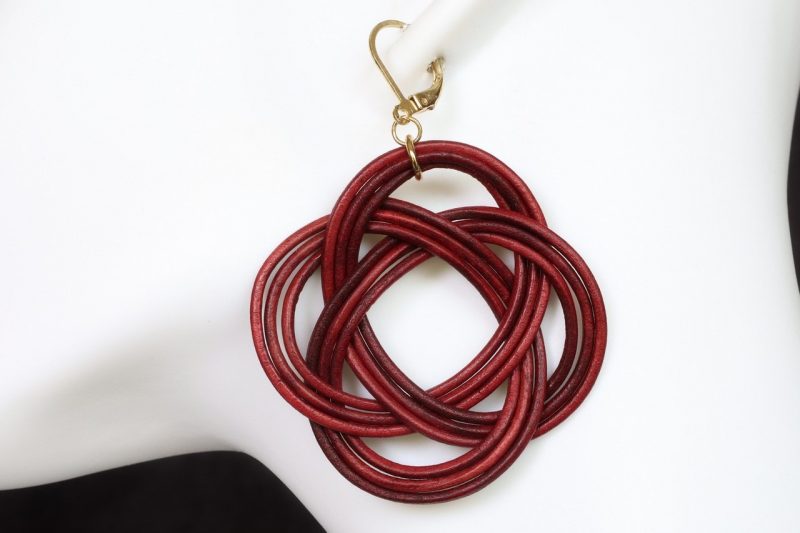 boucle d oreille pendante rouge noeud, tannage végétal, teintures naturelles, l'âge du cuir, maroquinerie artisanale éthique et responsable, dordogne, france
