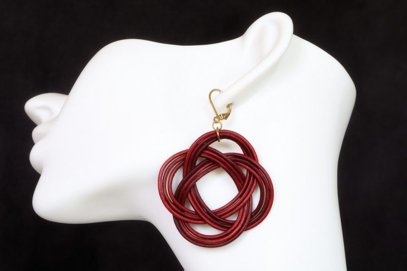 boucle d oreille rouge noeud 2, tannage végétal, teintures naturelles, l'âge du cuir, maroquinerie artisanale éthique et responsable, dordogne, france