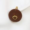 boucle d oreille ronde coeur marron, tannage végétal, l'âge du cuir, maroquinerie artisanale éthique et responsable, dordogne, france