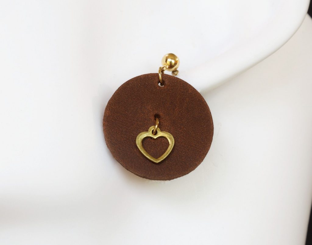 boucle d oreille ronde coeur marron, tannage végétal, l'âge du cuir, maroquinerie artisanale éthique et responsable, dordogne, france