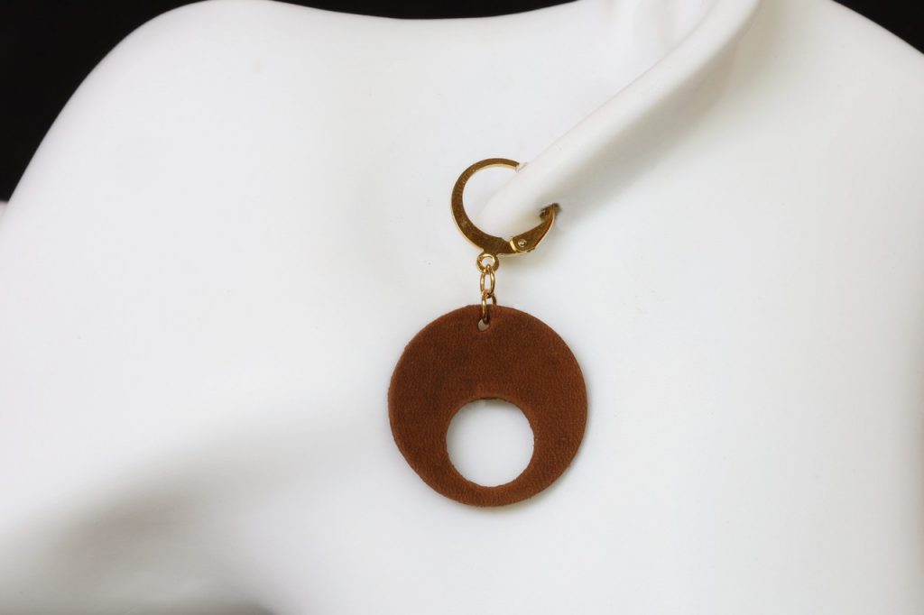 boucle d oreille ronde marron, tannage végétal, l'âge du cuir, maroquinerie artisanale éthique et responsable, dordogne, france