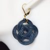 boucle d oreille ronde noeud noir, tannage végétal, l'âge du cuir; maroquinerie artisanale éthique et responsable, dordogne, france