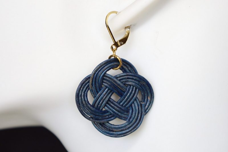 boucle d oreille ronde noeud noir, tannage végétal, l'âge du cuir; maroquinerie artisanale éthique et responsable, dordogne, france