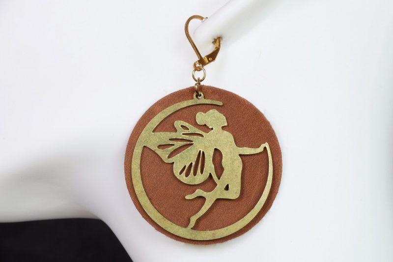 boucle d oreille ronde pendante marron fée, tannage végétal, l'âge du cuir; maroquinerie artisanale éthique et responsable, dordogne, france