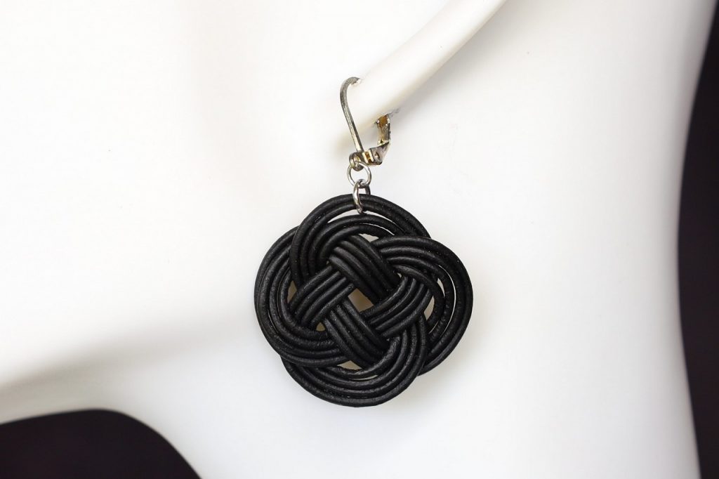 boucle d oreille ronde tressée noir, l'âge du cuir; maroquinerie artisanale éthique et responsable, dordogne, france