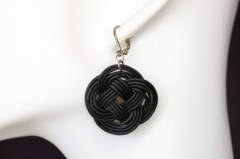 boucle d oreille ronde tressée noir, l'âge du cuir; maroquinerie artisanale éthique et responsable, dordogne, france