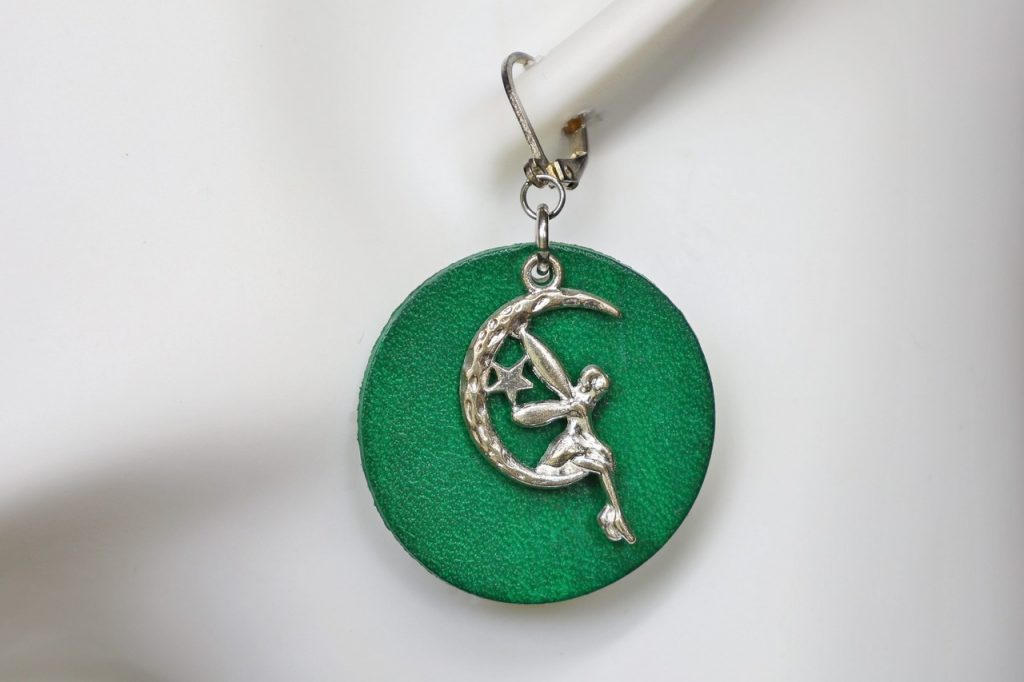 boucle d oreille verte rond fée, tannage végétal, l'âge du cuir; maroquinerie artisanale éthique et responsable, dordogne, france
