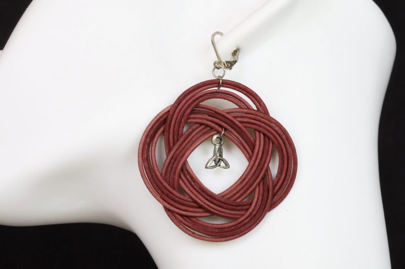 boucle d oreille rouge noeud ronde et triskel, tannage végétal, teinture naturelle,l'âge du cuir, maroquinerie artisanale éthique et responsable, dordogne, france