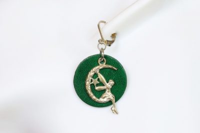 boucle d oreille verte ronde fée, tannage végétal, l'âge du cuir; maroquinerie artisanale éthique et responsable, dordogne, france
