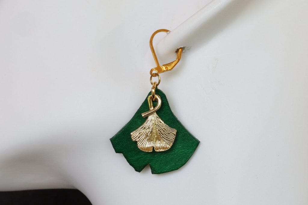 boucle d'oreille ginkgo feuille verte, tannage végétal, l'âge du cuir, maroquinerie artisanale éthique et responsable, dordogne, france