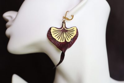boucle d'oreille ginkgo violette, tannage végétal, l'âge du cuir, maroquinerie artisanale éthique et responsable, dordogne, france