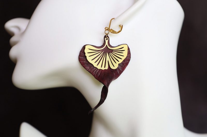 boucle d'oreille ginkgo violette, tannage végétal, l'âge du cuir, maroquinerie artisanale éthique et responsable, dordogne, france