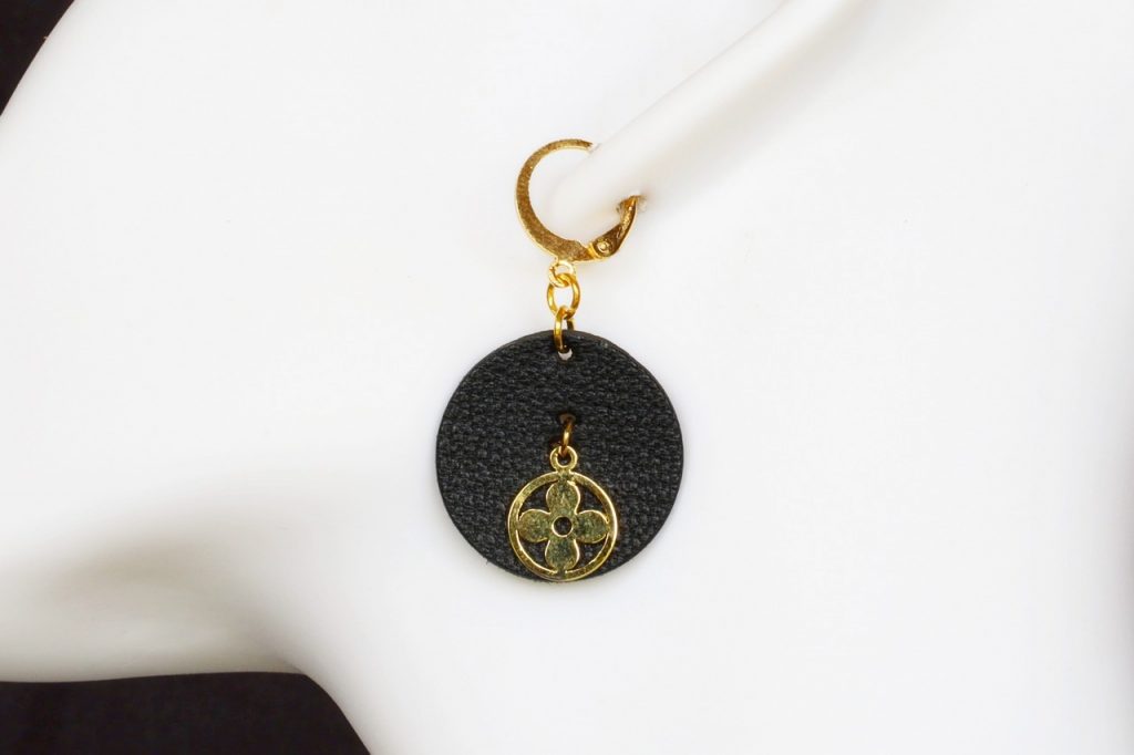 boucle d'oreille trefle noir ronde fleur, tannage végétal, l'âge du cuir, maroquinerie artisanale éthique et responsable, dordogne, france
