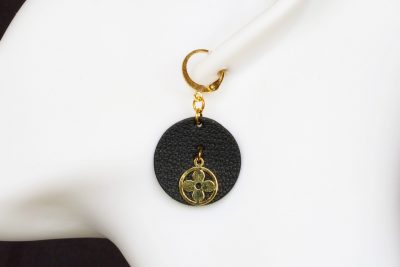 boucle d'oreille trefle noir ronde fleur, tannage végétal, l'âge du cuir, maroquinerie artisanale éthique et responsable, dordogne, france