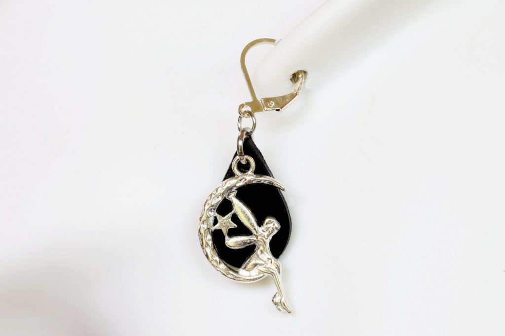 boucle d'oreilles gouttes d'eau noir et fée, tannage végétal, l'âge du cuir, maroquinerie artisanale éthique et responsable, dordogne, france