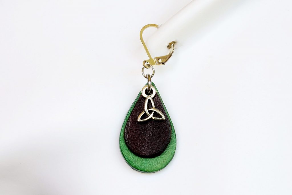 boucle d'oreilles gouttes d'eau noir verte triskel, tannage végétal, l'âge du cuir, maroquinerie artisanale éthique et responsable, dordogne, france