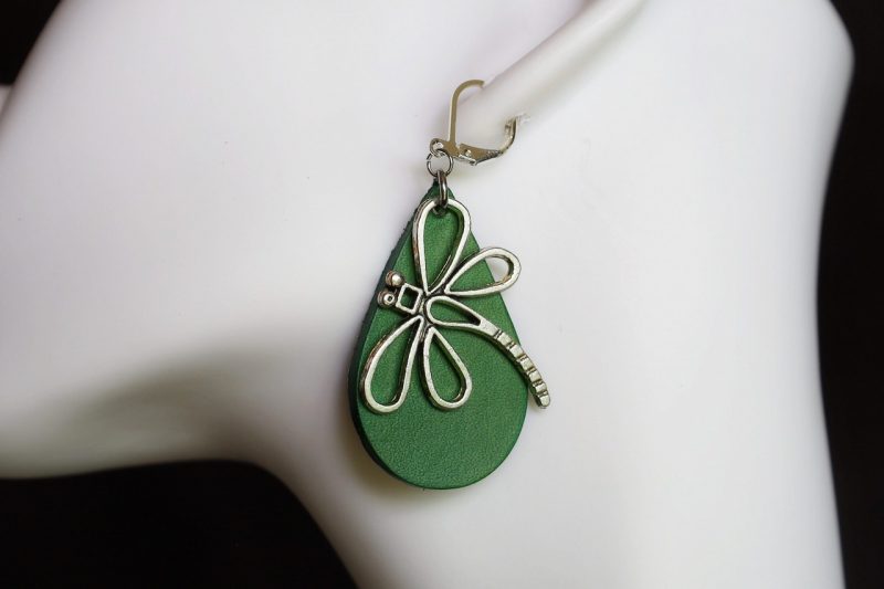 boucle d'oreilles gouttes d'eau verte libellule, tannage végétal, l'âge du cuir, maroquinerie artisanale éthique et responsable, dordogne, france