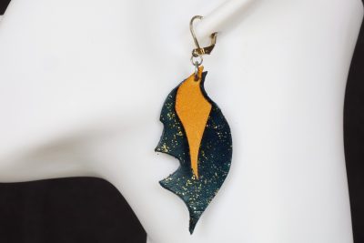 boucles d oreilles asymétrique bleu jaune, tannage végétal, l'âge du cuir, maroquinerie artisanale éthique et responsable, dordogne, france