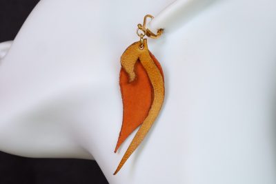 boucles d oreilles asymétriques jaune orange, tannage végétal, l'âge du cuir, maroquinerie artisanale éthique et responsable, dordogne, france