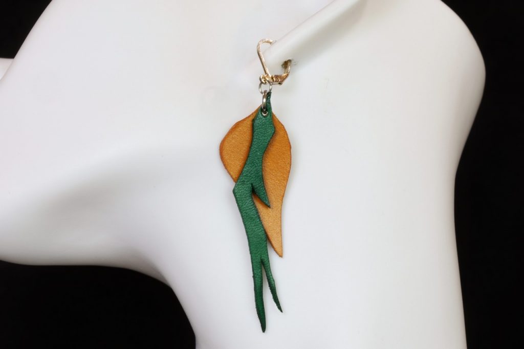 boucles d oreilles asymétriques verte et jaune, tannage végétal, l'âge du cuir, maroquinerie artisanale éthique et responsable, dordogne, france