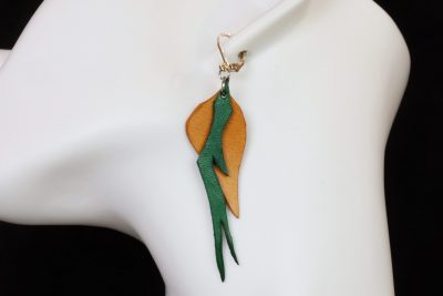 boucles d oreilles asymétriques verte et jaune, tannage végétal, l'âge du cuir, maroquinerie artisanale éthique et responsable, dordogne, france
