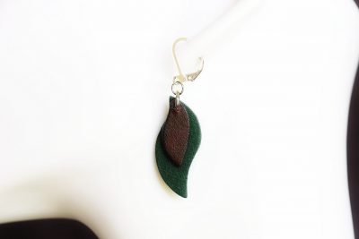 boucles d oreilles pendantes verte marron, tannage végétal, l'âge du cuir, maroquinerie artisanale éthique et responsable, dordogne, france