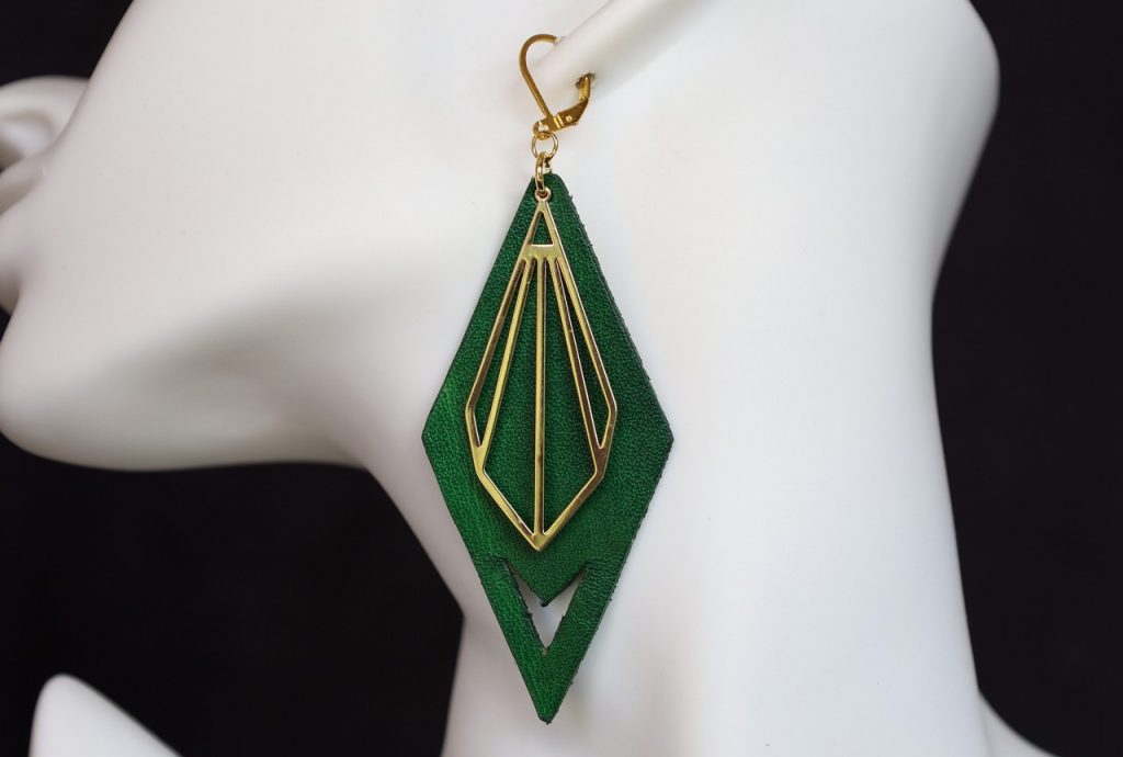 boucles d'oreilles pendantes vertes losange, tannage végétal, l'âge du cuir, maroquinerie artisanale éthique et responsable, Dordogne, France
