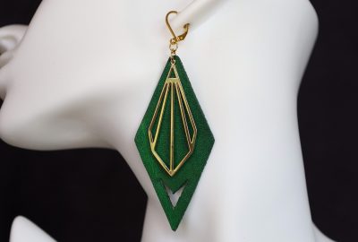 boucles d'oreilles pendantes vertes losange, tannage végétal, l'âge du cuir, maroquinerie artisanale éthique et responsable, Dordogne, France