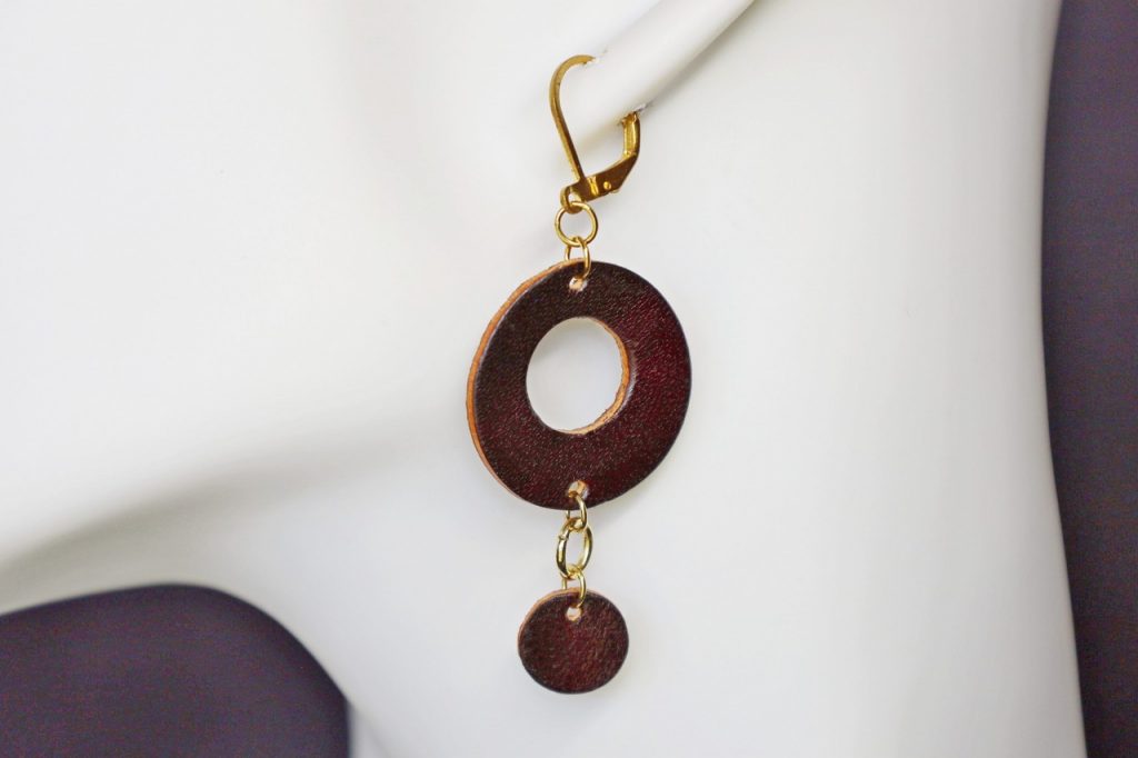 boucles d'oreilles pendantes acajou 2 ronds, tannage végétal, l'âge du cuir, maroquinerie artisanale éthique et responsable, dordogne, france