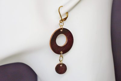 boucles d'oreilles pendantes acajou 2 ronds, tannage végétal, l'âge du cuir, maroquinerie artisanale éthique et responsable, dordogne, france