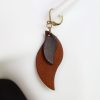 boucles d'oreilles pendantes courbes marron acajou, tannage végétal, l'âge du cuir, maroquinerie artisanale éthique et responsable, dordogne, france