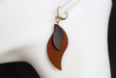 boucles d'oreilles pendantes courbes marron acajou, tannage végétal, l'âge du cuir, maroquinerie artisanale éthique et responsable, dordogne, france